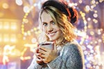 junge frau trinkt glühwein